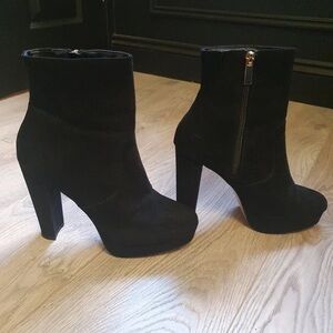 Chic Black Heeled Boots